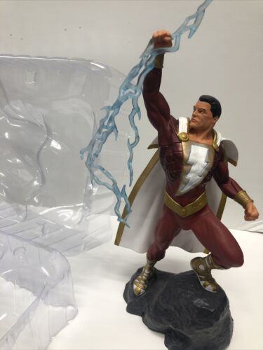 Shazam - Shazam 11" Comic High Quality Display PVC Diorama Statue