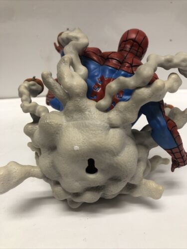 Diamond Select Toys •  Marvel Gallery • Pumpkin Bomb • Spider Man • PVC Statue