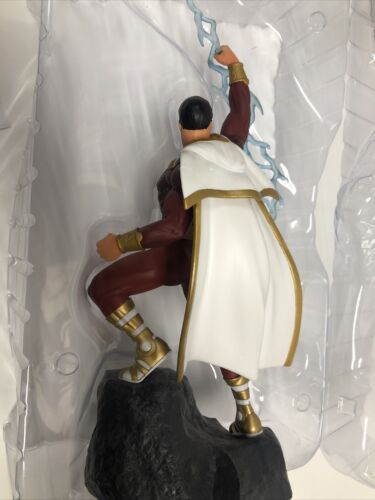 Shazam - Shazam 11" Comic High Quality Display PVC Diorama Statue