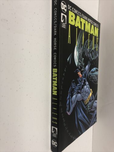 Batman Aliens (2016) TPB DC Comics\Dark Horse Comics