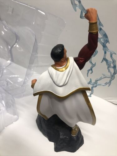 Shazam - Shazam 11" Comic High Quality Display PVC Diorama Statue