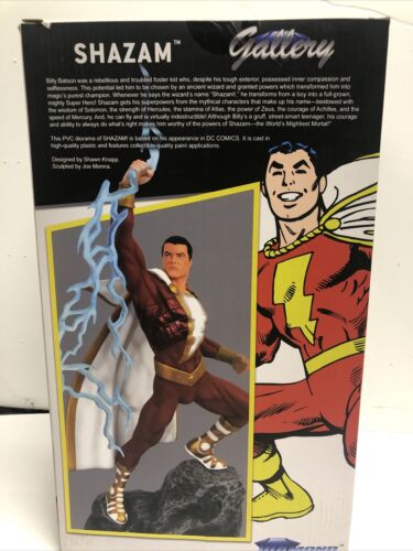 Shazam - Shazam 11" Comic High Quality Display PVC Diorama Statue