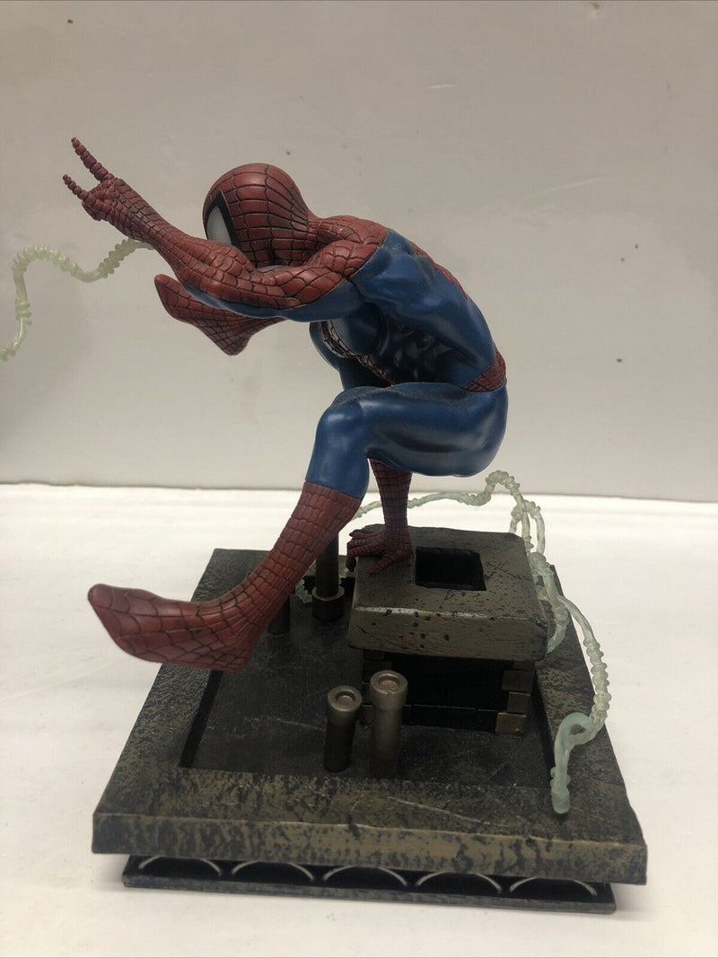 Marvel Diamond (2019) Select Gallery • Diorama • Spider-Man Statue • Spiderman