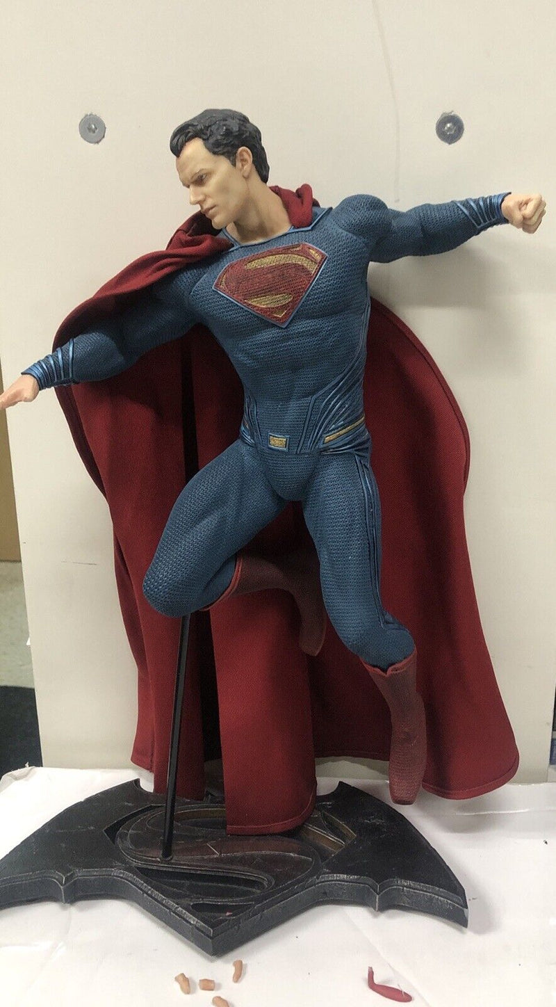 DC Collectibles Superman Dawn of Justice: Superman Statue • Broken Fingures