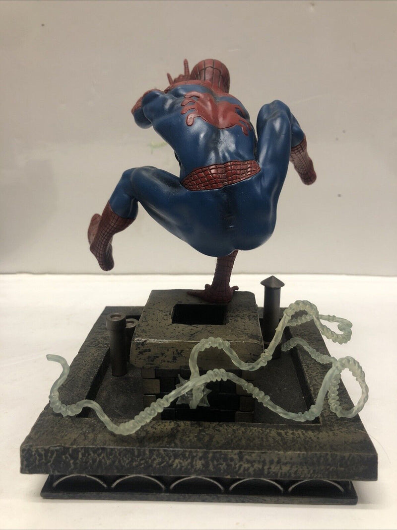 Marvel Diamond (2019) Select Gallery • Diorama • Spider-Man Statue • Spiderman