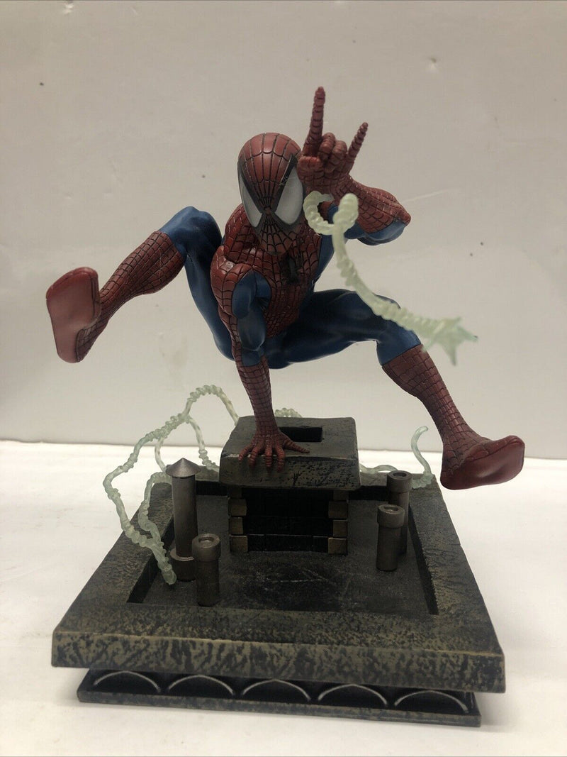 Marvel Diamond (2019) Select Gallery • Diorama • Spider-Man Statue • Spiderman