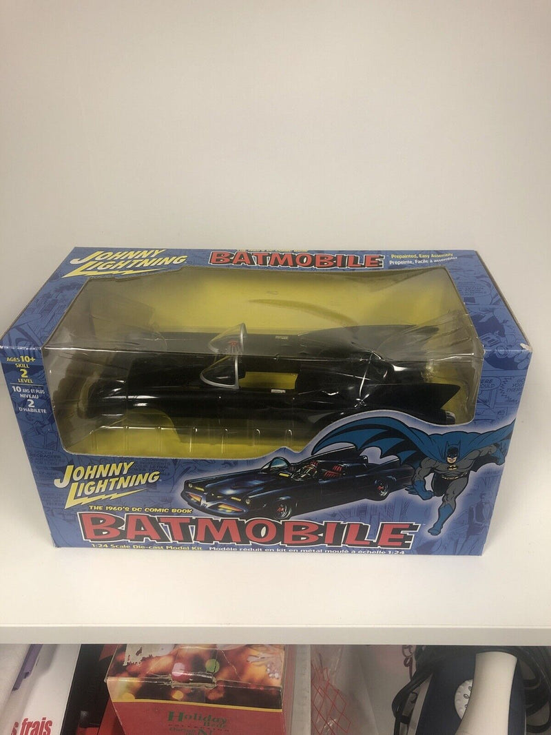 JOHNNY LIGHTNING 1960'S DC COMIC BOOK BATMOBILE 1:24 SCALE DIE-CAST MODEL KIT