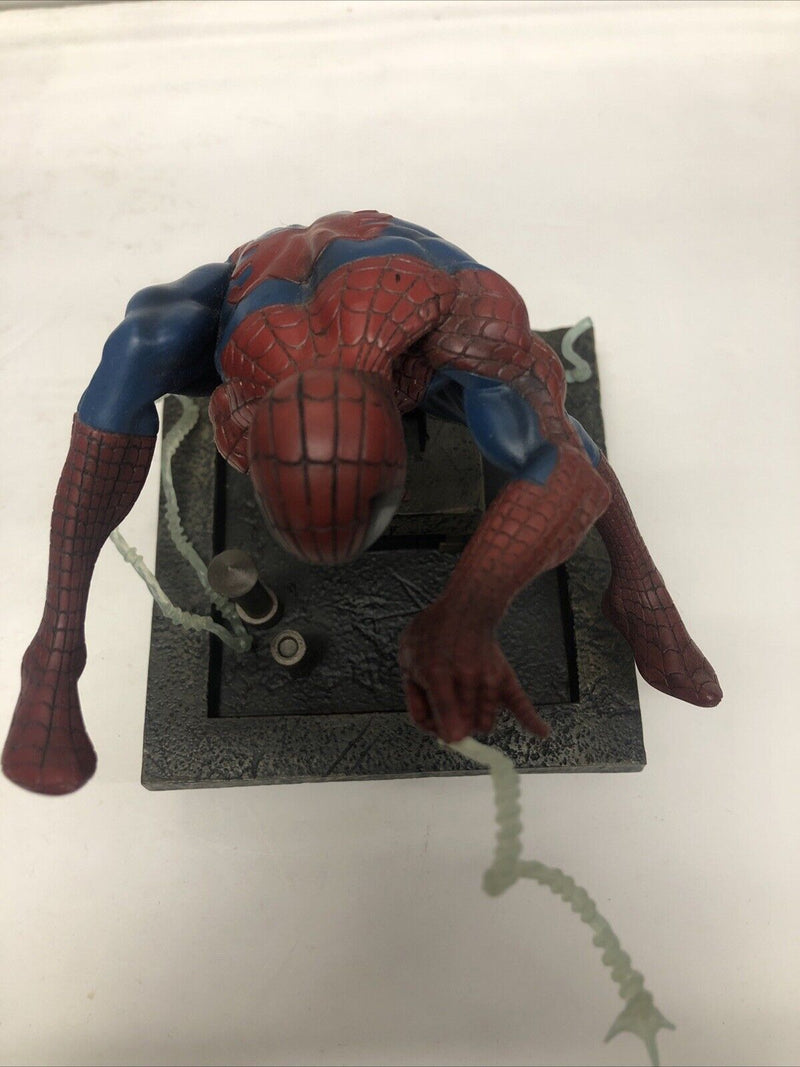 Marvel Diamond (2019) Select Gallery • Diorama • Spider-Man Statue • Spiderman