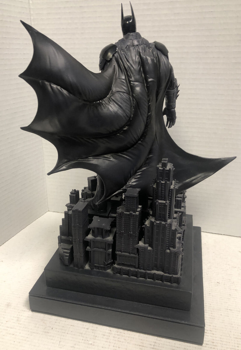 Gotham knight Batman Figurine ( Rocksteady ) - (In Memory Of The Gotham Knight )